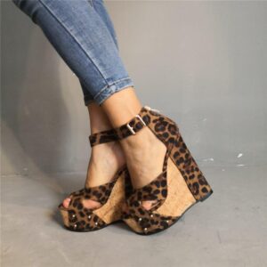 Wysokie koturny sandały