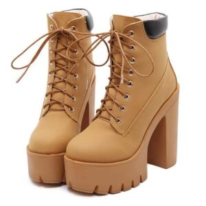 Sznurowane botki na obcasie