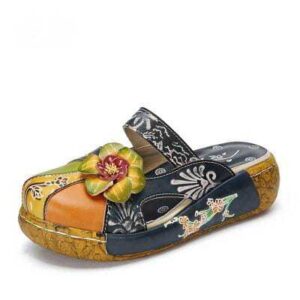 Skórzane klapki z kwiatem
