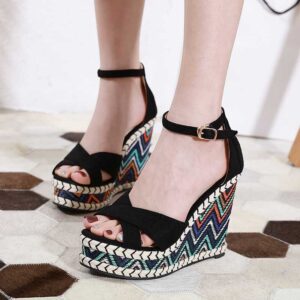 Sandały na koturnie w zygzaki