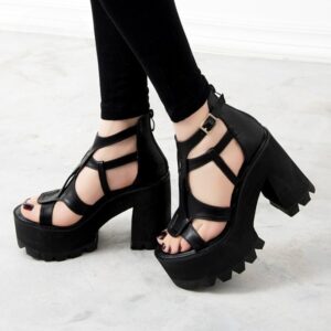 Czarne platformy z paseczkami