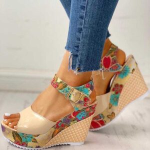 Kwiatowe sandały na koturnie