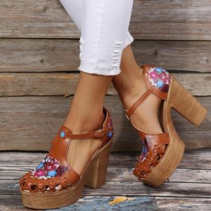 Kwiatowe sandały na platformie