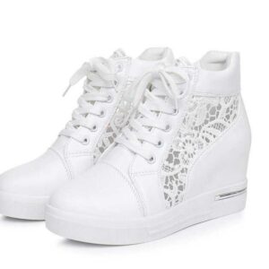 Koronkowe sneakersy na koturnie