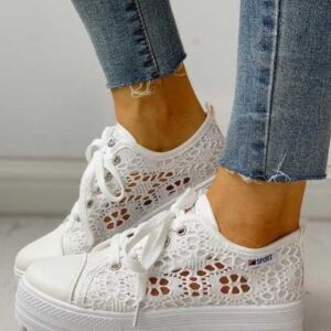 Białe koronkowe sneakersy