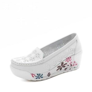 Skórzane koturny z ażurem