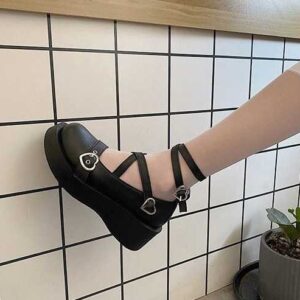 Platformy ze sprzączkami w kształcie serca