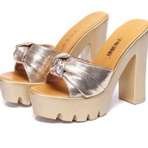 Stylowe klapki z połyskiem