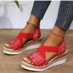 Tekstylne sandały ze wzorem