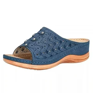 Ażurowe klapki na niskim koturnie