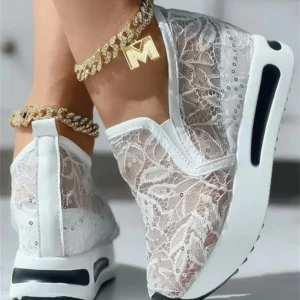 Beżowe koronkowe sneakersy