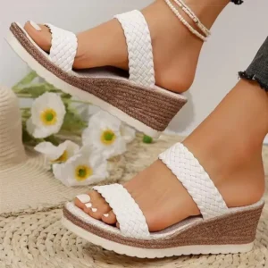 Klapki z plecionymi paskami