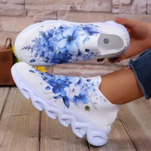 Wsuwane sneakersy z kwiatowym nadrukiem