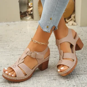 Ażurowe sandały na słupku